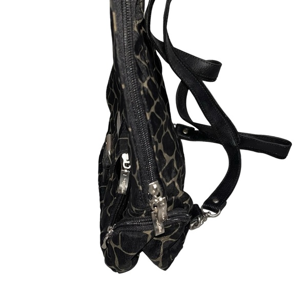 Baggallini Metro Black & Tan Giraffe Print Convertible Backpack Daypack Bag - Picture 5 of 12